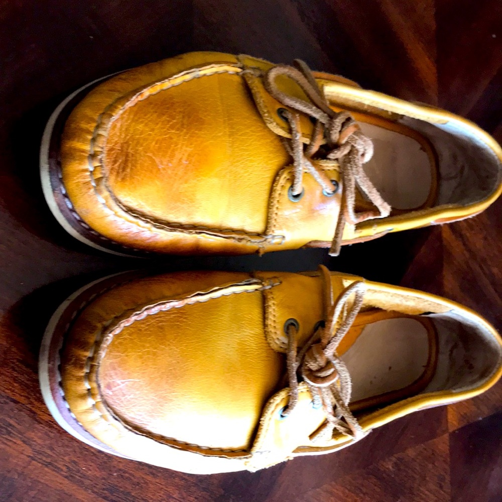 Golden brown, and an 8.5 size, made by The Frye Company.